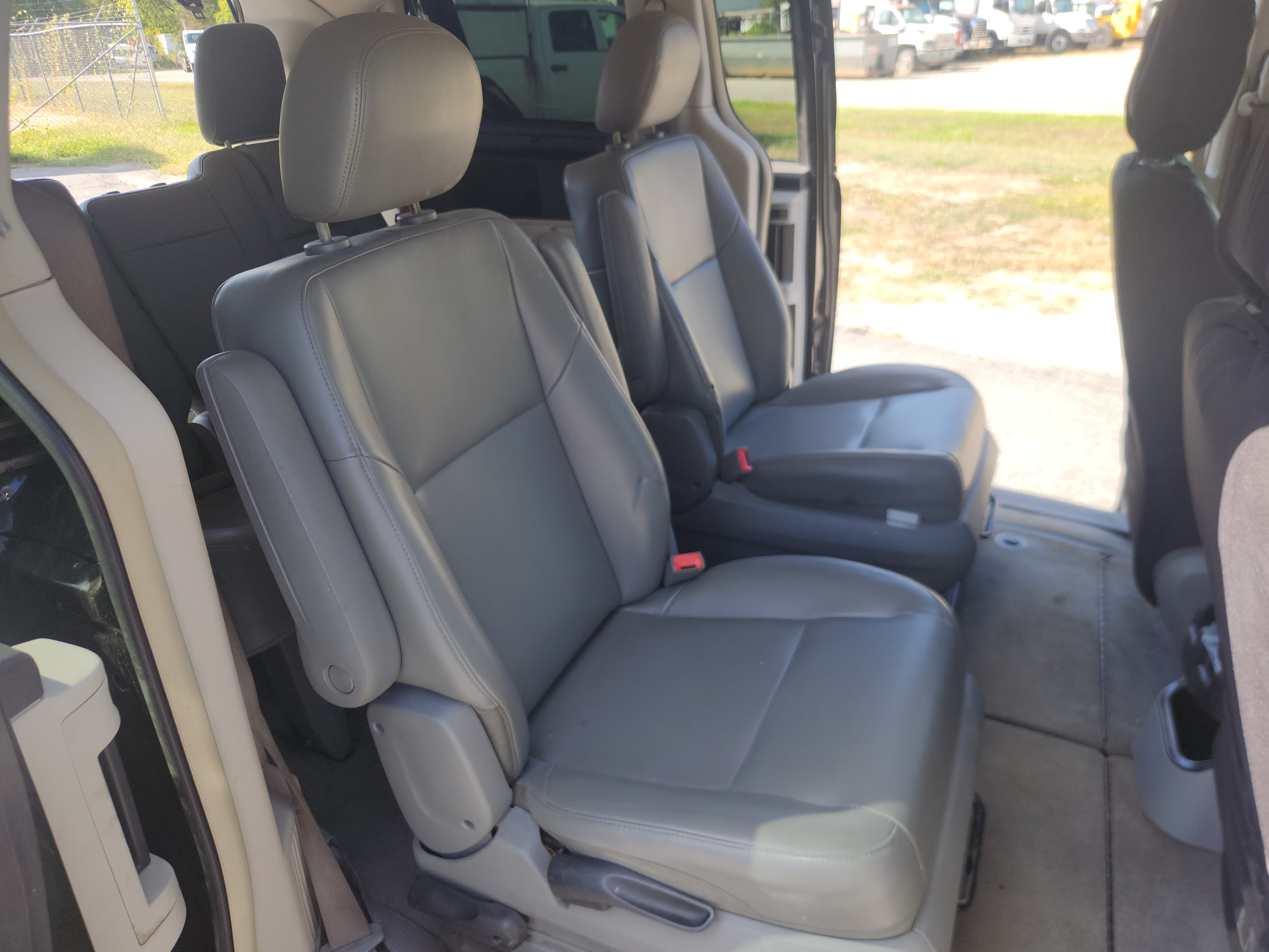 Used 2012 Volkswagen Routan SE FWD image 13