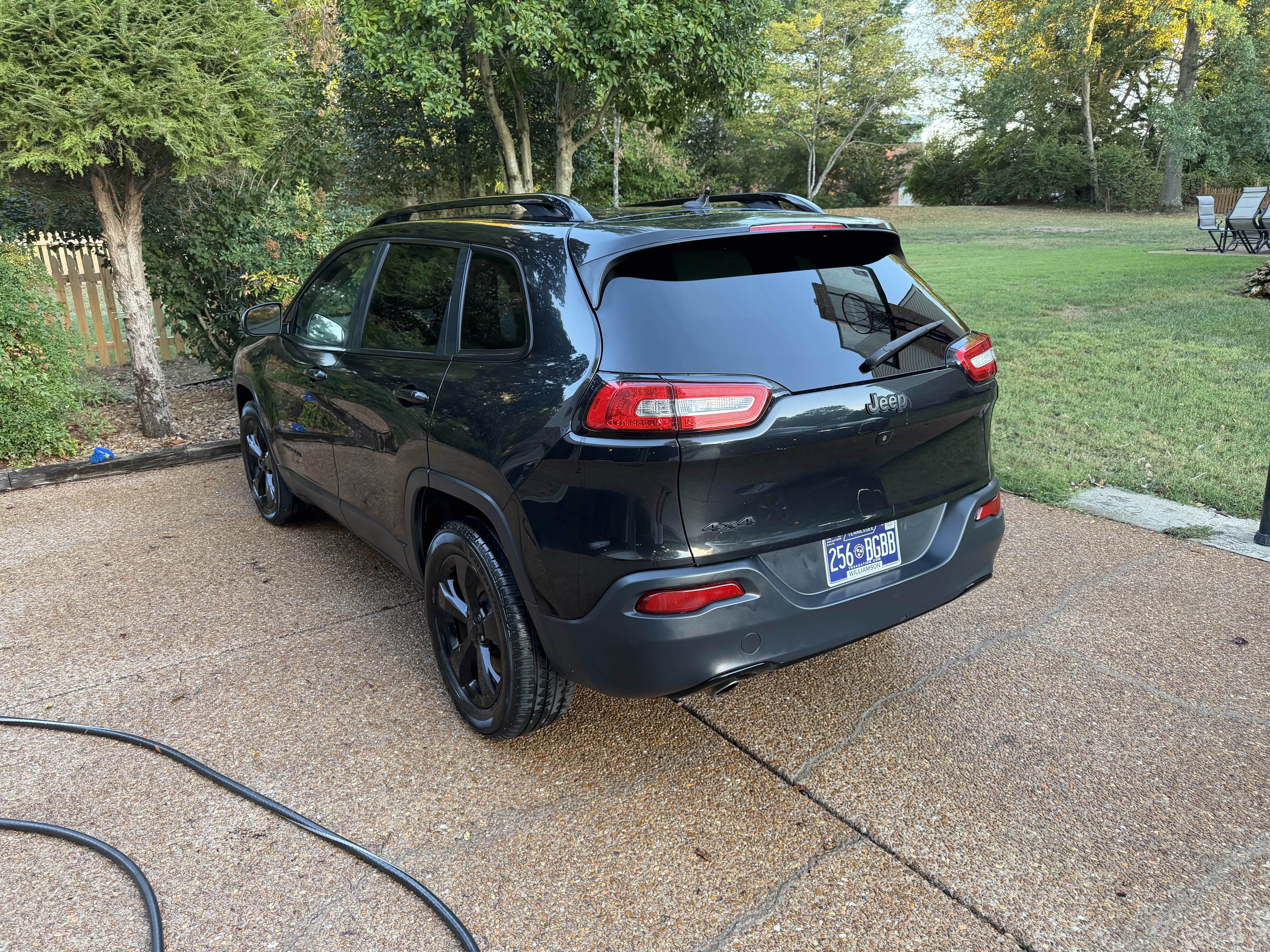 Used 2016 Jeep Cherokee Latitude w/ Cold Weather Group AWD/4WD image 5