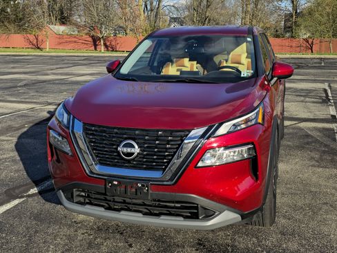 Used 2023 Nissan Rogue SV image 1