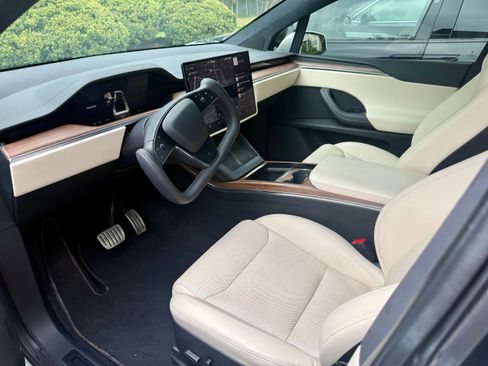 Used 2022 Tesla Model X image 11