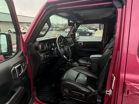 Used 2022 Jeep Wrangler Unlimited Sahara image 5