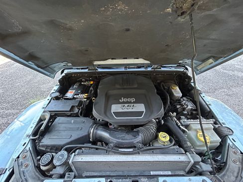 Used 2012 Jeep Wrangler Unlimited Sahara AWD/4WD image 26