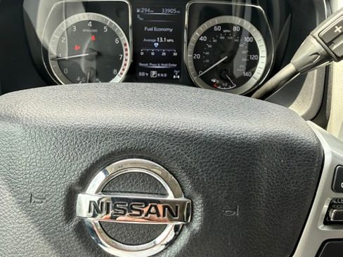 Used 2018 Nissan Titan SV w/ SV Convenience Package AWD/4WD image 10
