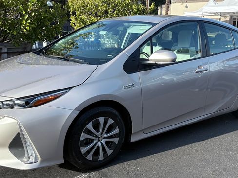 Used 2021 Toyota Prius Prime XLE image 8