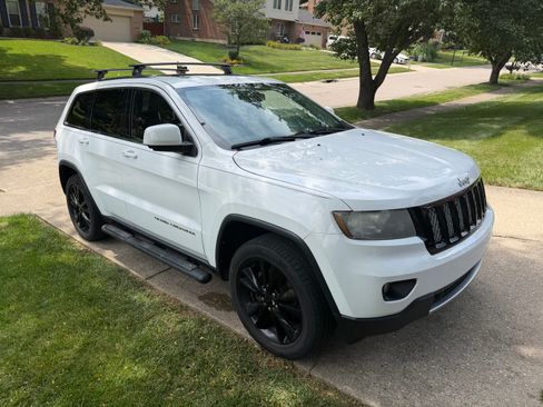 Used 2013 Jeep Grand Cherokee Altitude AWD/4WD image 2