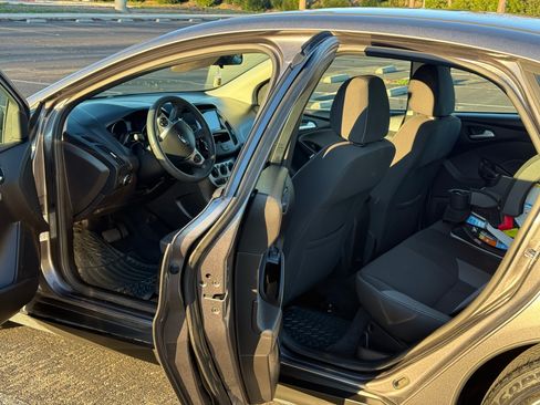 Used 2014 Ford Focus SE image 4