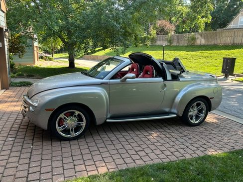 Used 2005 Chevrolet SSR w/ Preferred Equipment Group RWD image 2
