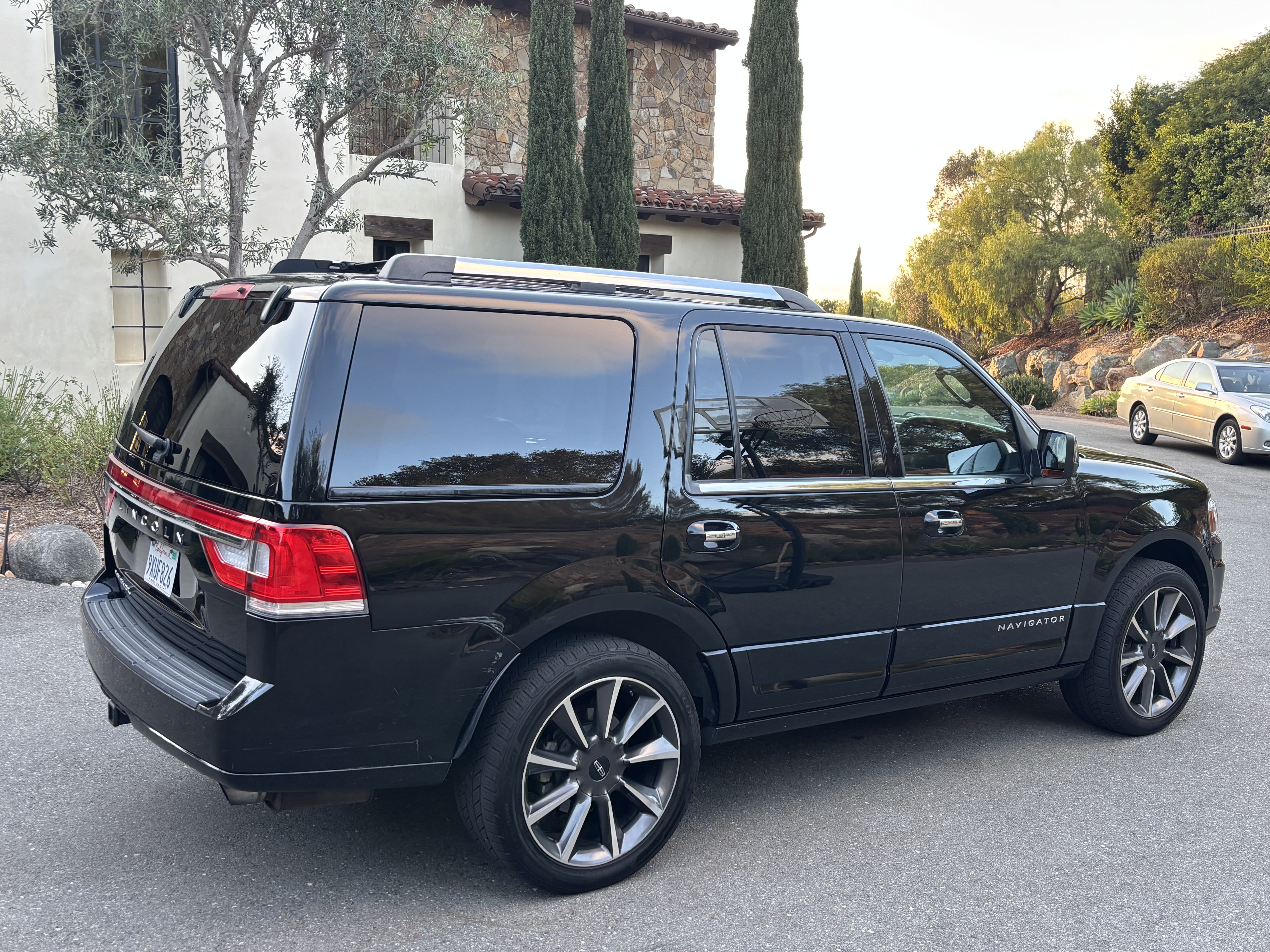 Used 2017 Lincoln Navigator Reserve AWD/4WD image 6