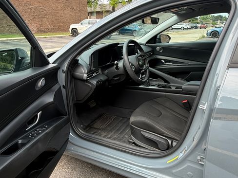 Used 2022 Hyundai Elantra Blue FWD image 11