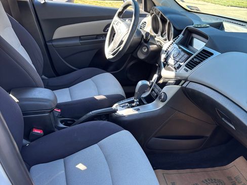 Used 2013 Chevrolet Cruze LS image 12