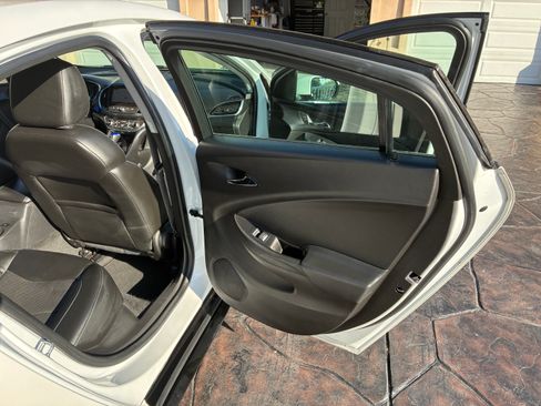 Used 2016 Chevrolet Volt Premier w/ Driver Confidence Package FWD image 9