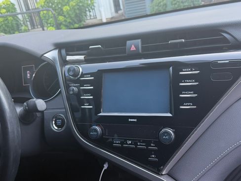 Used 2020 Toyota Camry SE w/ Convenience Package FWD image 14