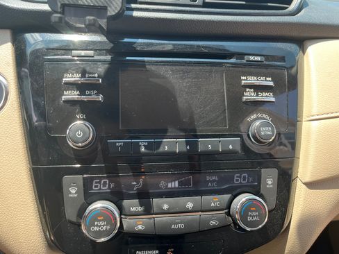 Used 2017 Nissan Rogue SV FWD image 9