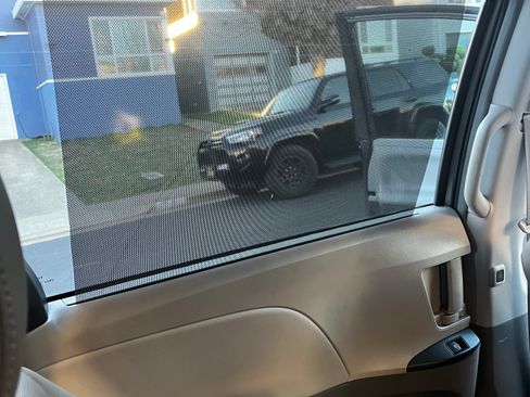 Used 2015 Toyota Sienna LE image 25