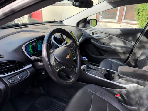 Used 2017 Chevrolet Volt LT w/ Comfort Package image 18