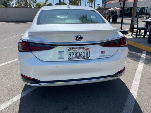 Used 2025 Lexus ES 300h w/ Premium Package FWD image 2