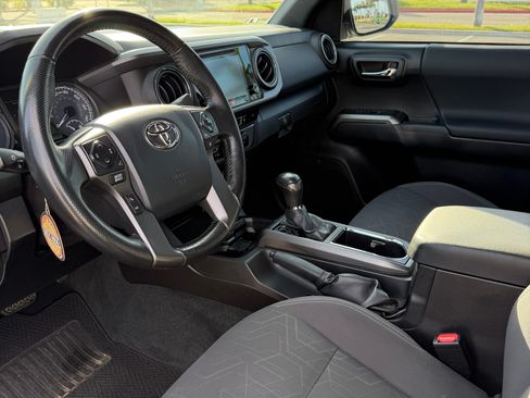 Used 2016 Toyota Tacoma TRD Sport image 9