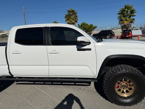 Used 2017 Toyota Tacoma TRD Off-Road image 4