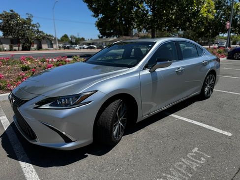Used 2023 Lexus ES 350 w/ Premium Package FWD image 2