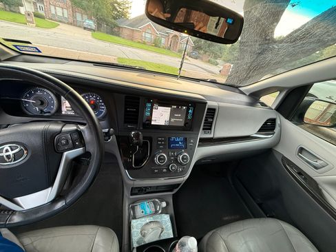 Used 2017 Toyota Sienna XLE Premium FWD image 17