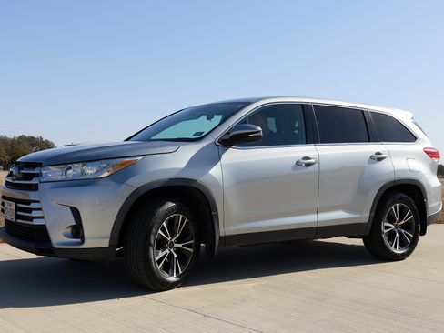Used 2019 Toyota Highlander LE image 1