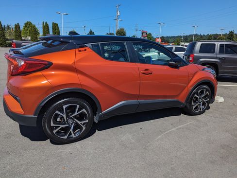 Used 2020 Toyota C-HR XLE Sport Utility 4D image 11