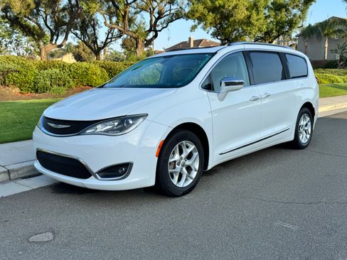 Used 2020 Chrysler Pacifica Limited image 2