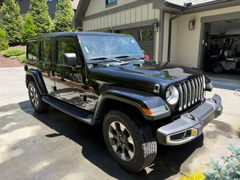 Used 2022 Jeep Wrangler Unlimited Sahara w/ LED Lighting Group AWD/4WD image 4