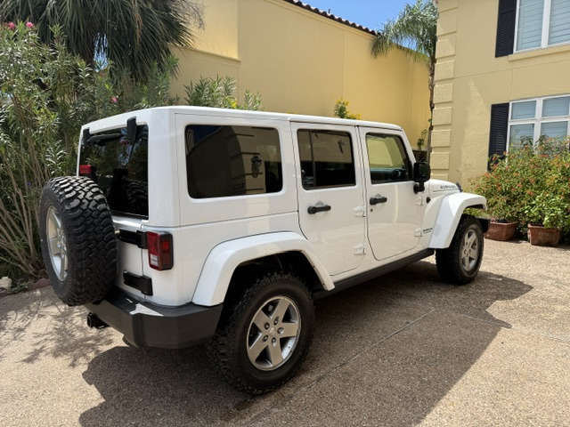Used 2012 Jeep Wrangler Unlimited Rubicon w/ Connectivity Group AWD/4WD image 8