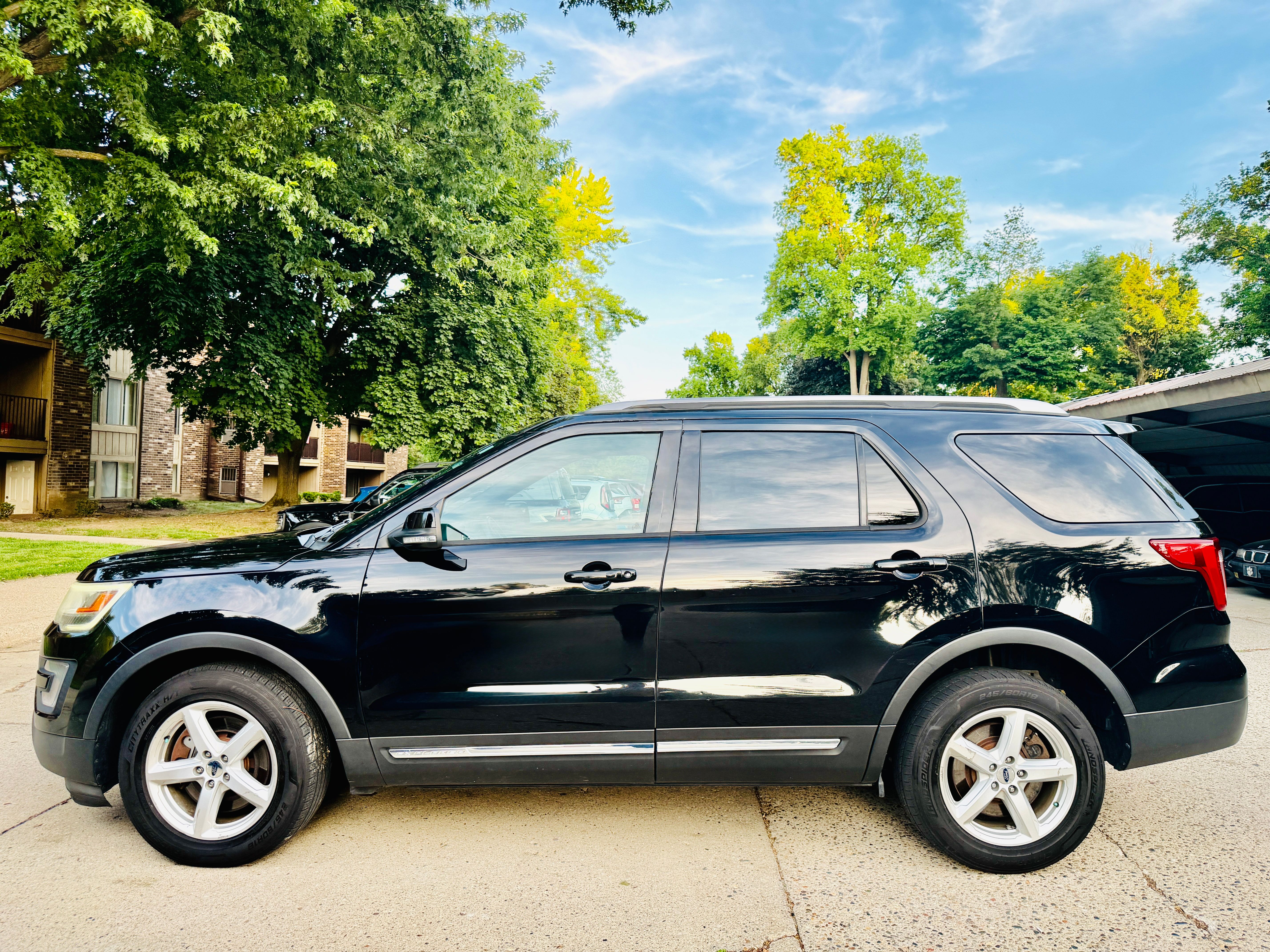 Used 2017 Ford Explorer XLT AWD/4WD image 5