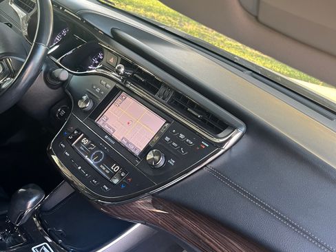 Used 2013 Toyota Avalon Limited w/ Technology Pkg FWD image 17
