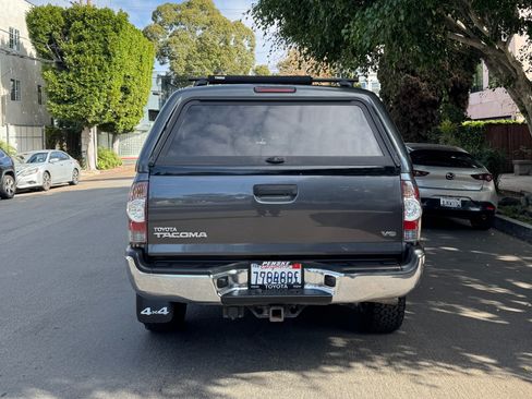 Used 2011 Toyota Tacoma 4x4 Access Cab V6 w/ TRD Off-Road Pkg image 16