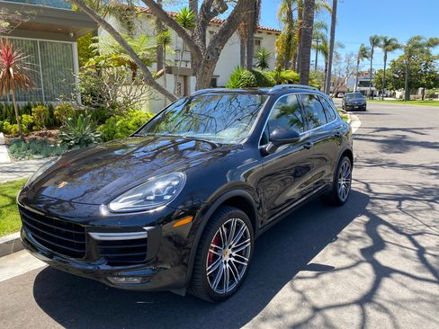 Used 2015 Porsche Cayenne Turbo image 2