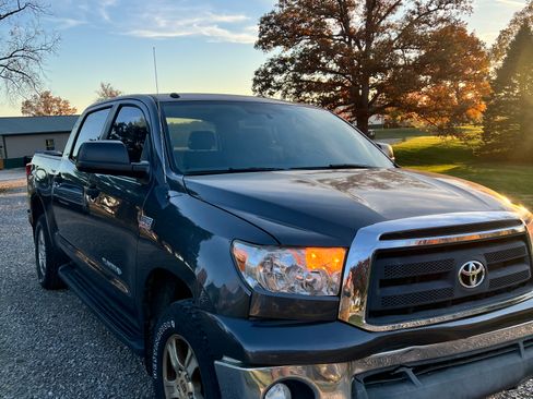 Used 2011 Toyota Tundra 4x4 CrewMax image 2