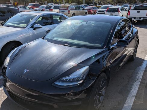 Used 2019 Tesla Model 3 Standard Range Plus image 2
