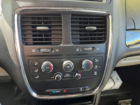 Used 2018 Dodge Grand Caravan SXT image 14