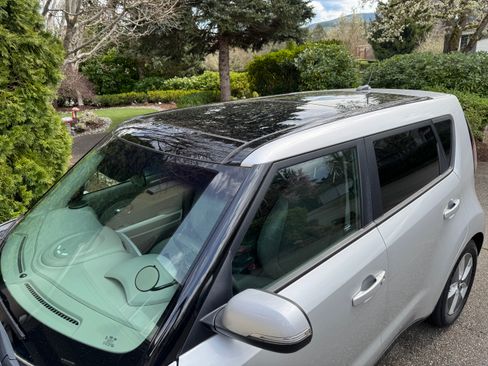 Used 2017 Kia Soul EV + w/ Sun & Fun Package image 10