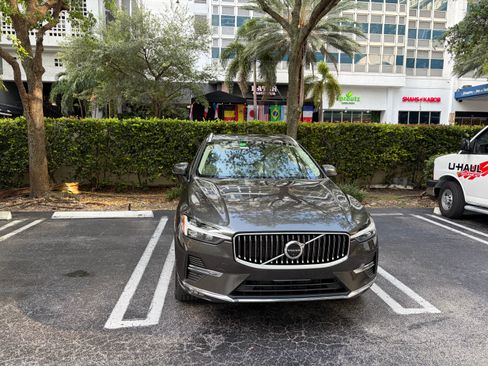 Used 2022 Volvo XC60 B5 Inscription w/ Advanced Package FWD image 2