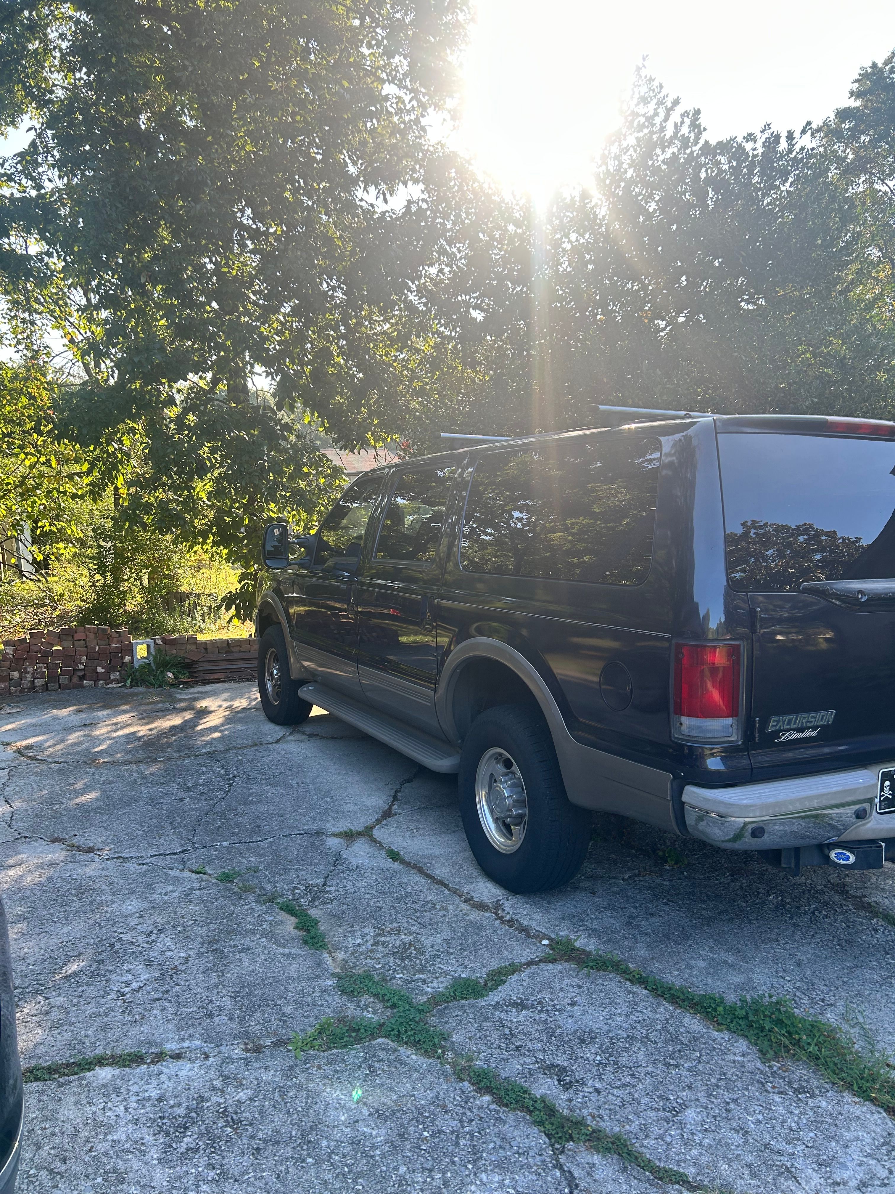 Used 2000 Ford Excursion Limited AWD/4WD image 2