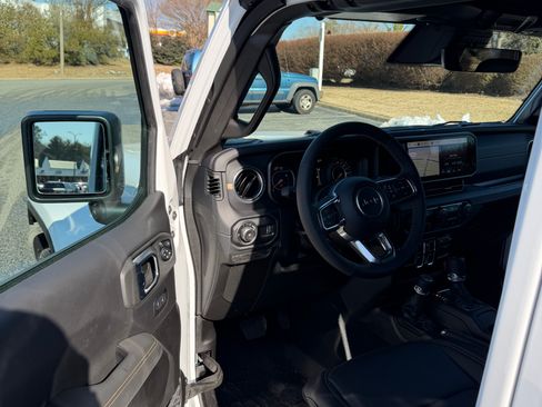 Used 2025 Jeep Wrangler Unlimited Sahara image 19
