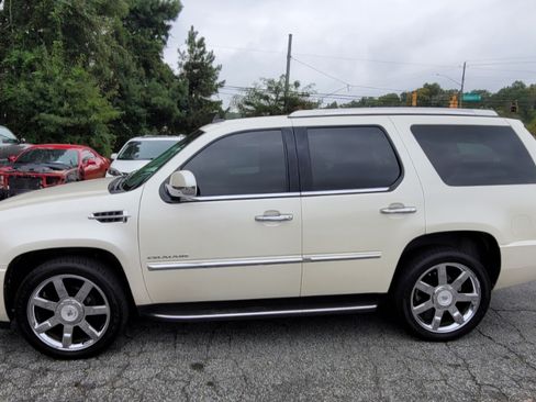 Used 2010 Cadillac Escalade Luxury image 1