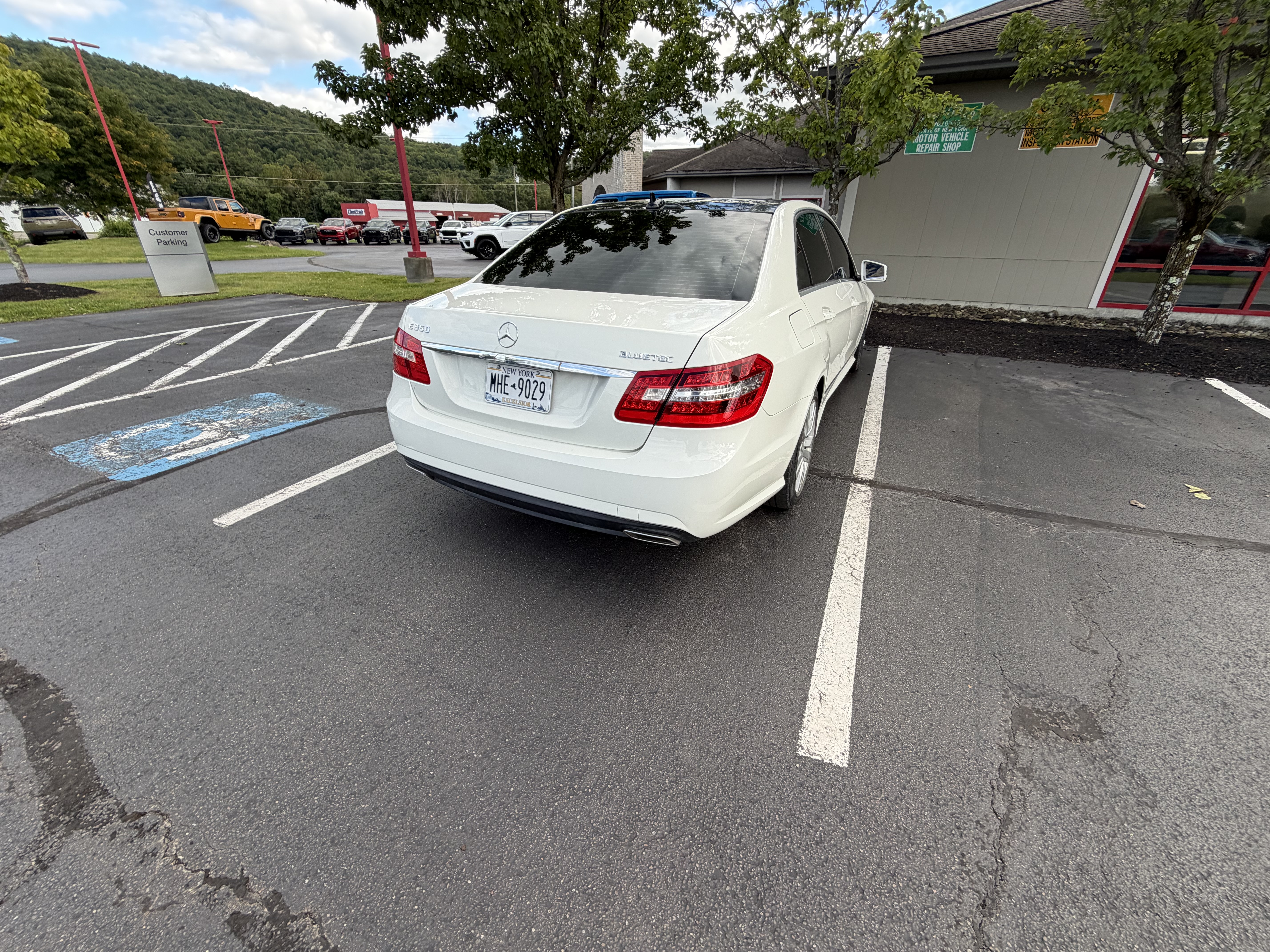 Used 2011 Mercedes-Benz E 350 BlueTEC Sedan image 4