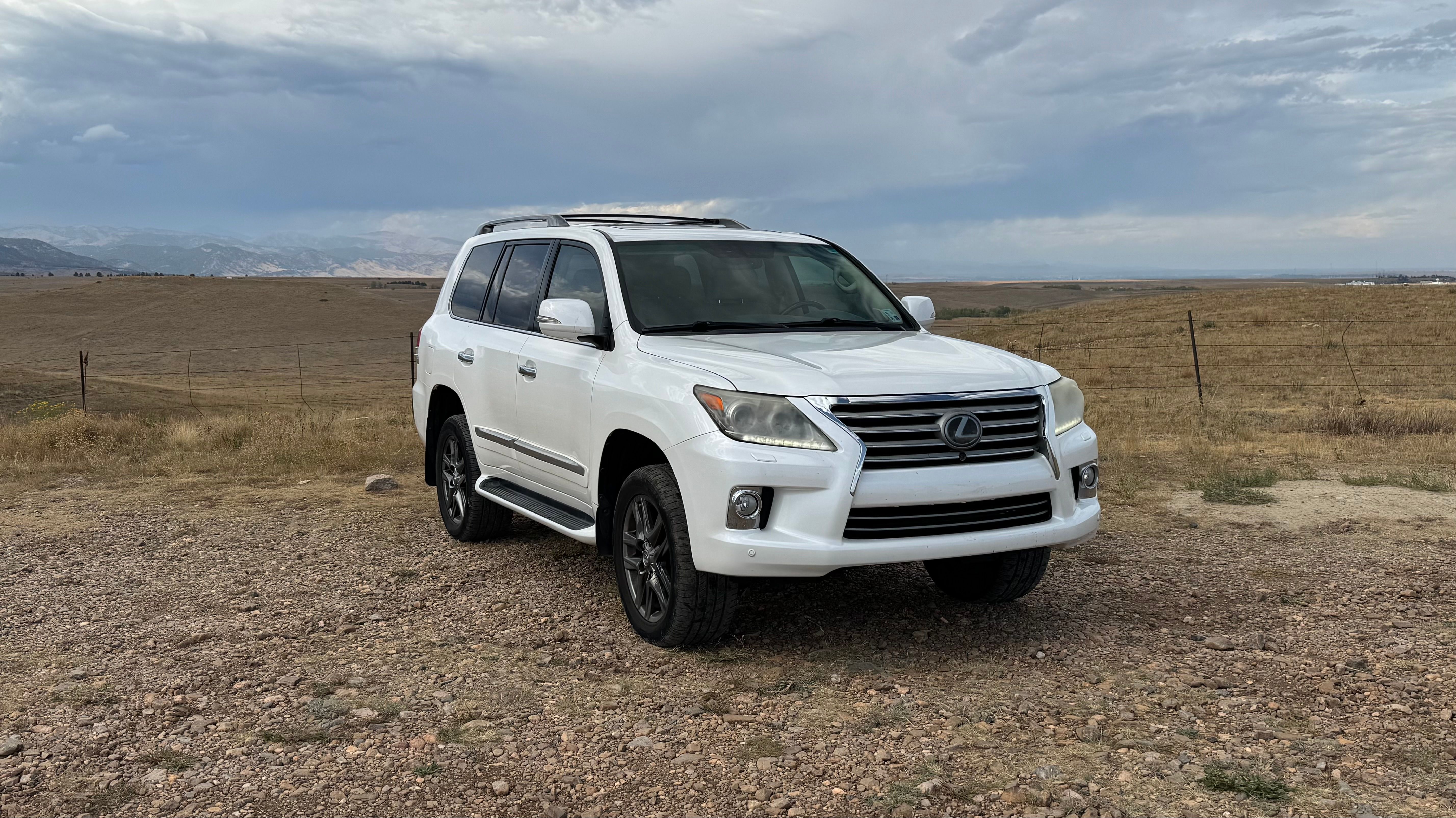 Used 2013 Lexus LX 570 4WD w/ Luxury Pkg w/Pre-crash image 6