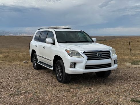Used 2013 Lexus LX 570 4WD w/ Luxury Pkg w/Pre-crash image 6