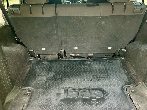 Used 2017 Jeep Wrangler Unlimited Sahara image 9