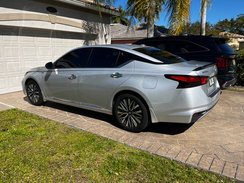 Used 2025 Nissan Altima 2.5 SV image 2