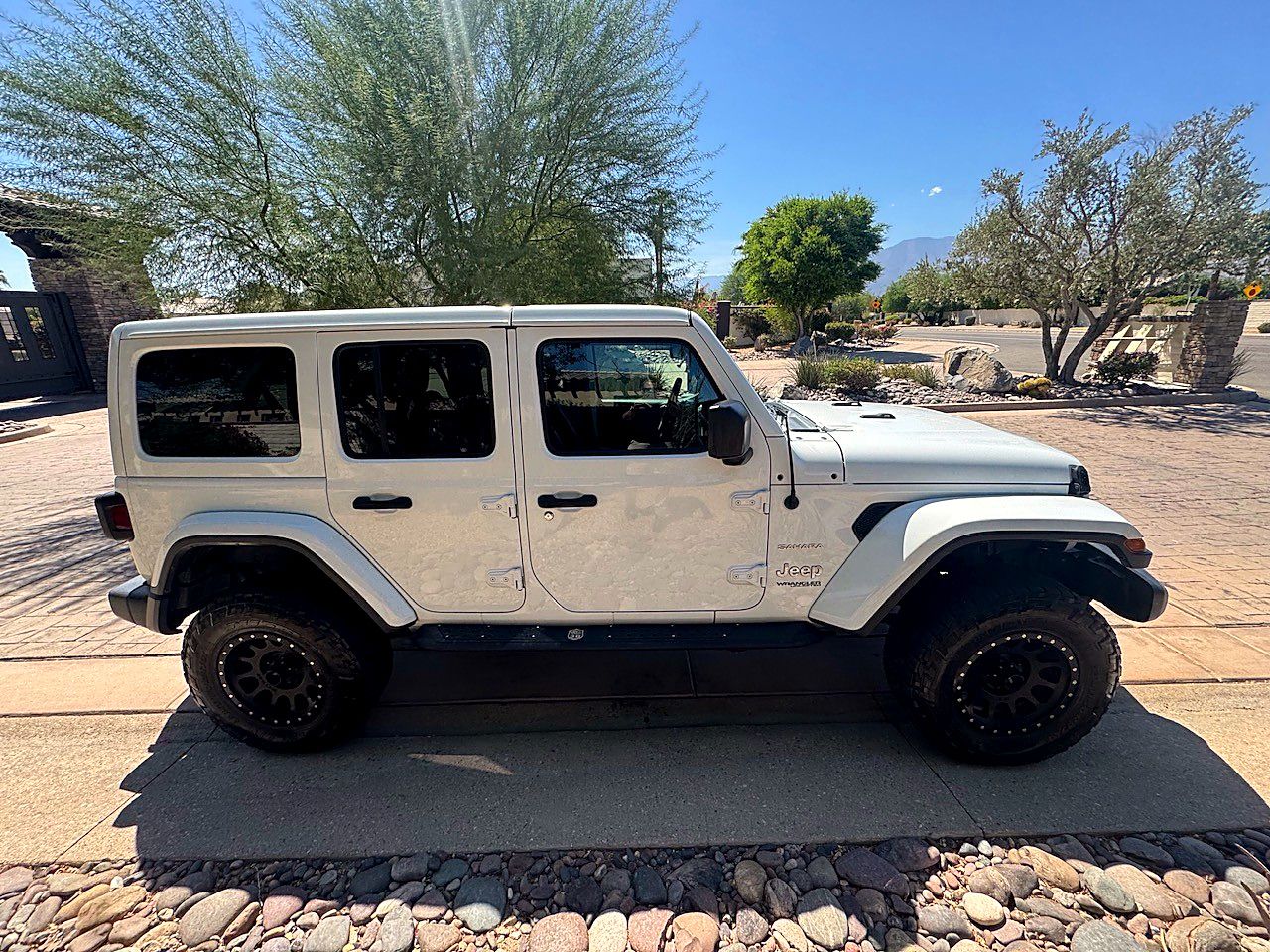 Used 2018 Jeep Wrangler Unlimited Sahara AWD/4WD image 2