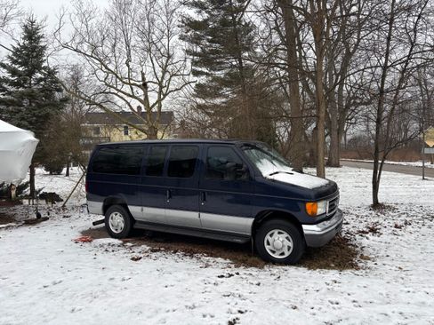 Used 2005 Ford E-350 and Econoline 350 XL image 2