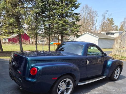 Used 2005 Chevrolet SSR w/ Preferred Equipment Group image 2