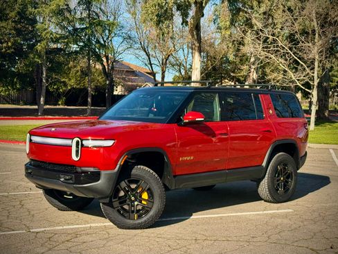Used 2025 Rivian R1S Premium image 1